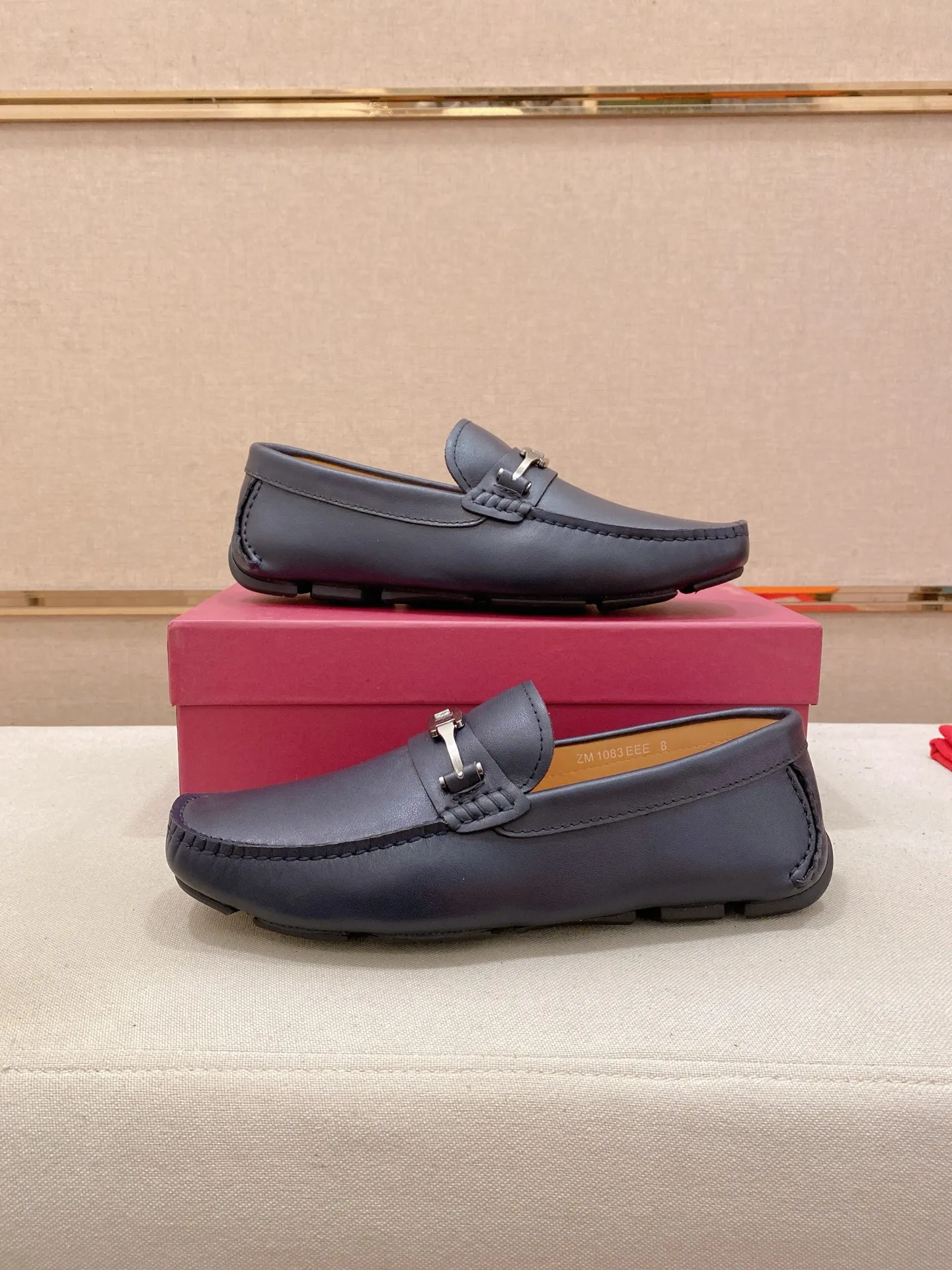 Factory price: 540💰High-end quality! Ferragamo🆕🆕Exclusive hot-selling products in stock🔥🔥New products on the shelves, high-quality Ferragamo men's pea shoes, high-end casual driving shoes, with complete packaging! 💪 💪 Material: imported first-layer cowhide 🐂 + imported high-quality water-dyed cowhide lining + wear-resistant outsole 👍🏻👍🏻 Features: high-end and comfortable, purely handmade 🚀 🚀 Create the perfect shoe that suits you best 🔥 🔥 Size: (38-44) 45 standard size can be customized!